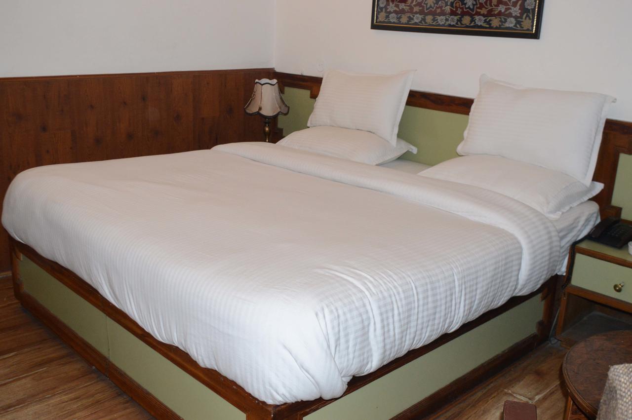 Standard Hotel And Resturant Srinagar  Exterior photo